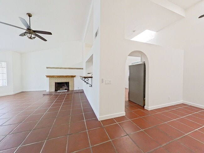 Building Photo - Charming 2-Bedroom Single-Story Furnished ...