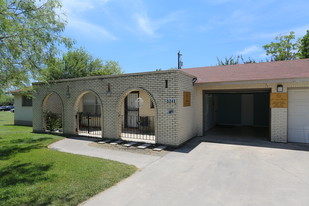 Building Photo - Covina Plaza