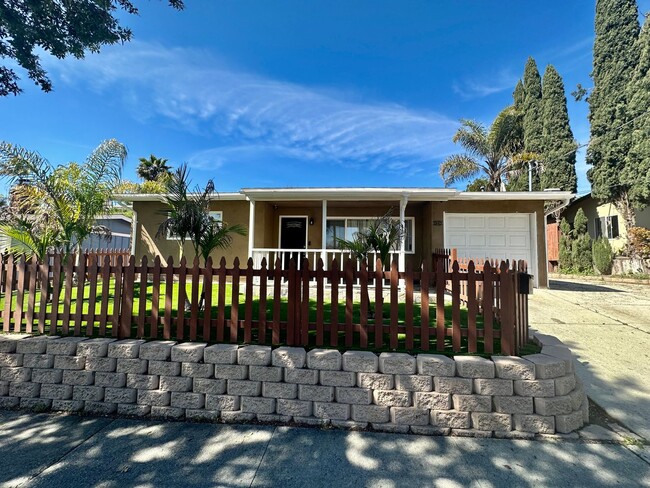Building Photo - Entertainers Dream Home With Lots of Chara...