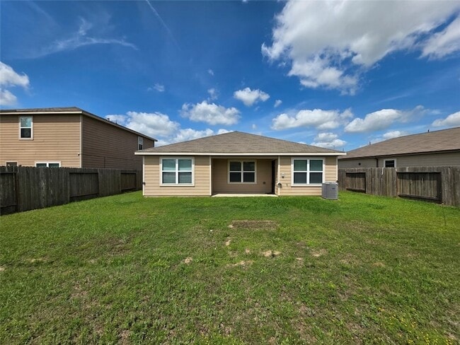Building Photo - 723 Crystal Lakes Dr