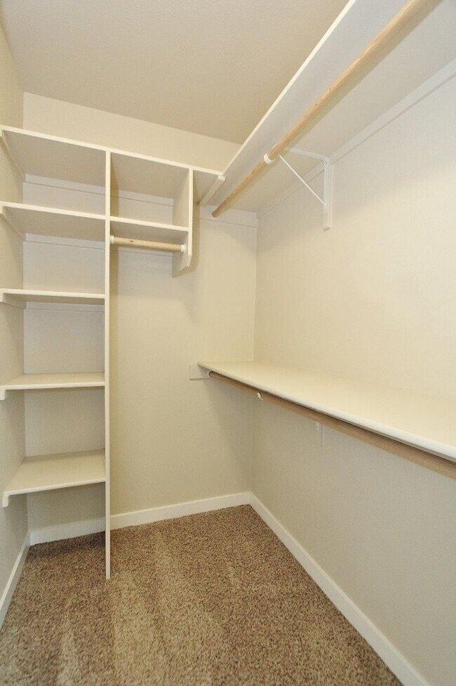 Building Photo - Immaculate Townhouse w/2 Car-Garage