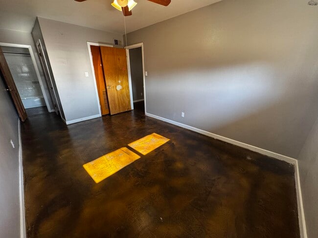 Building Photo - 409 Park St