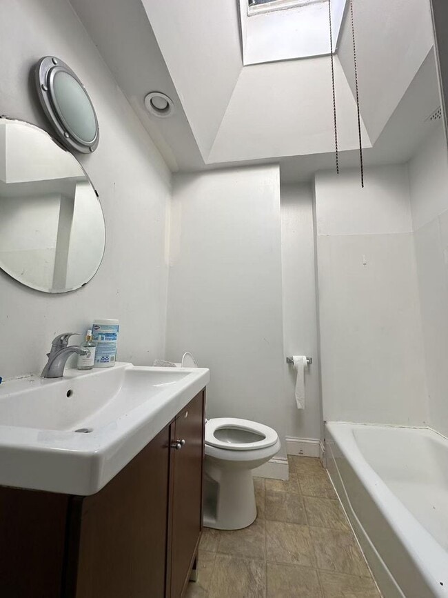 Building Photo - 3 bedroom 1 bath house available in South ...