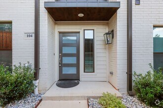 Building Photo - Stunning 3 Bedroom 3.5 Bathroom Townhome i...