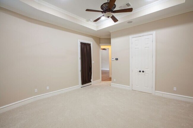 Building Photo - 8100 Rosemont Dr