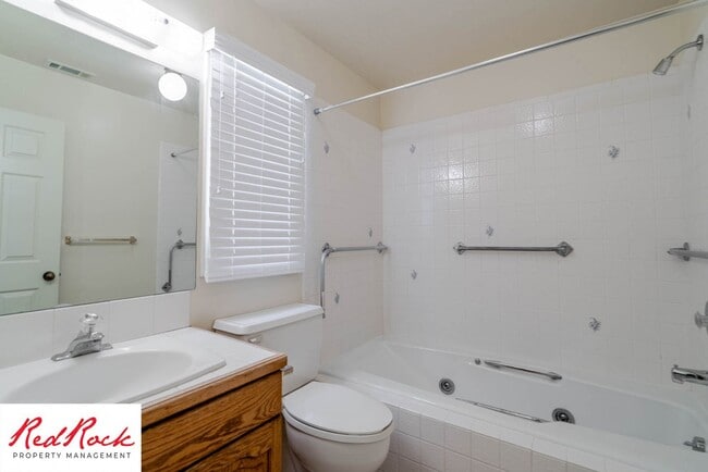 Building Photo - 3 Bedroom End Unit Home in Downtown St. George