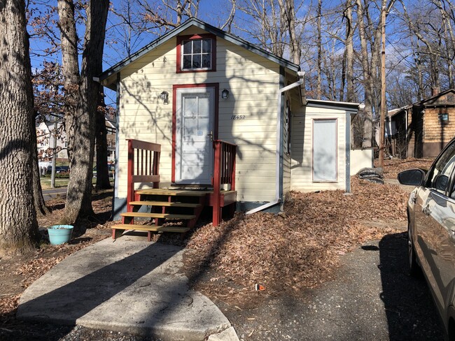 Front entrance - 18432 Woodland Dr