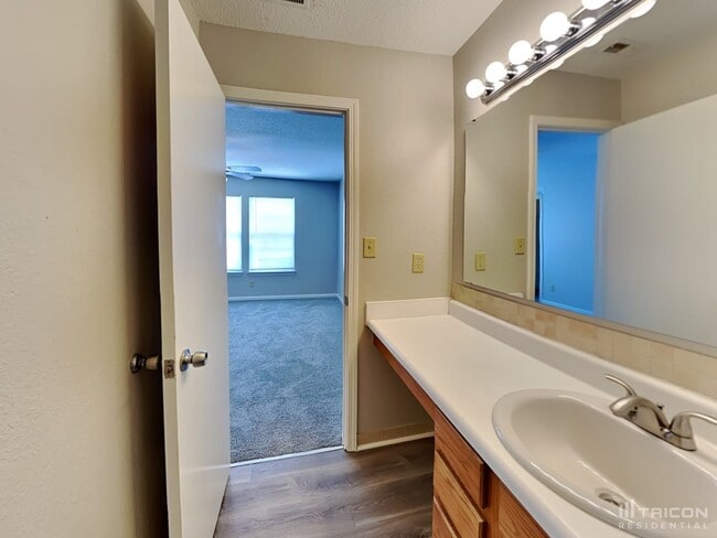 Building Photo - 1310 Kenwood Dr