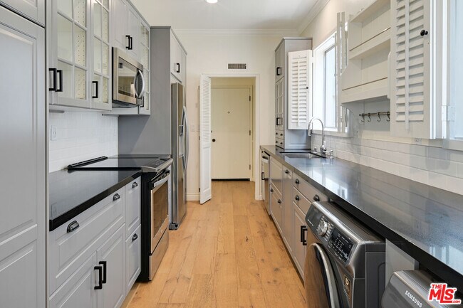 Building Photo - 435 N Palm Dr