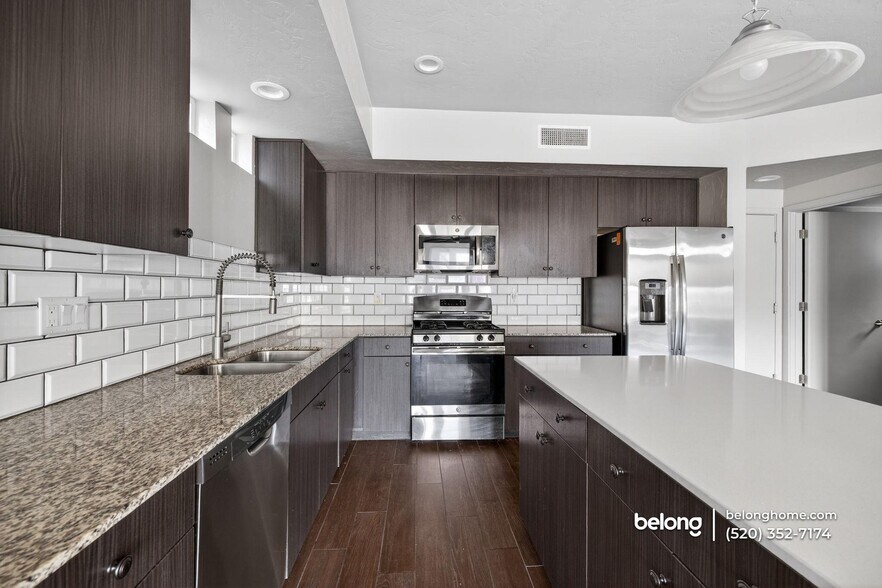 Building Photo - 864 E Park Modern Dr