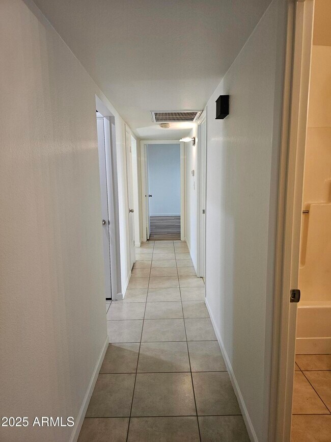 Building Photo - 2428 E La Jolla Dr