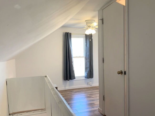 Building Photo - 2 Bed 1 Bath with Attached Garage