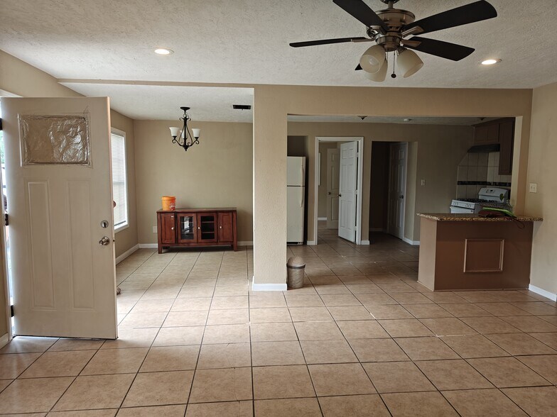 Building Photo - 2115 Raspberry Ln