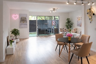 Building Photo - 4401 Kraft Ave