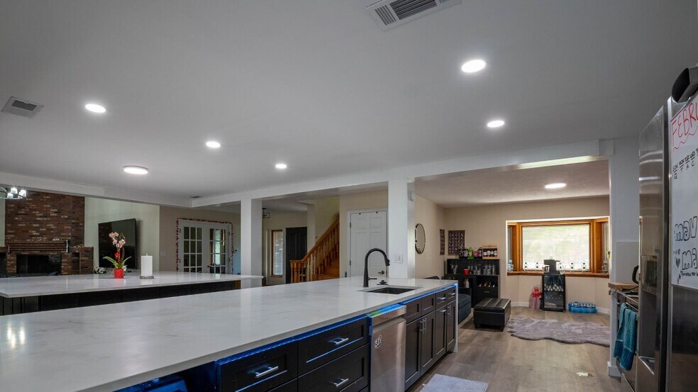 Kitchen - 250 Strathmore Ave