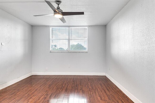Building Photo - 9080 Lime Bay Blvd
