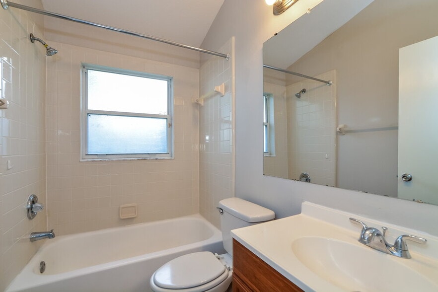 Building Photo - 502 Valencia Pl Cir