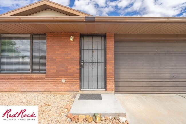 Building Photo - Remodeled 2 Bedroom Townhome. Pet Friendly!