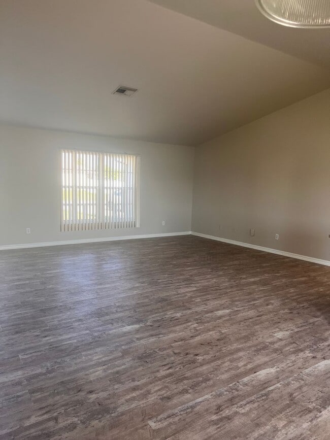 Building Photo - Lovely Home in Central Location