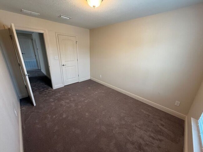 Building Photo - Pensacola - Weatherstone - 4 bedroom, 2.5 ...