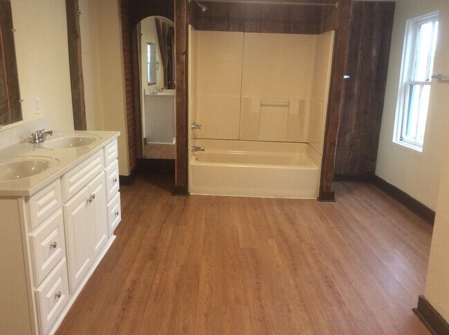 Building Photo - Renovated and Spacious 4 Bedroom 1.5 Bath ...