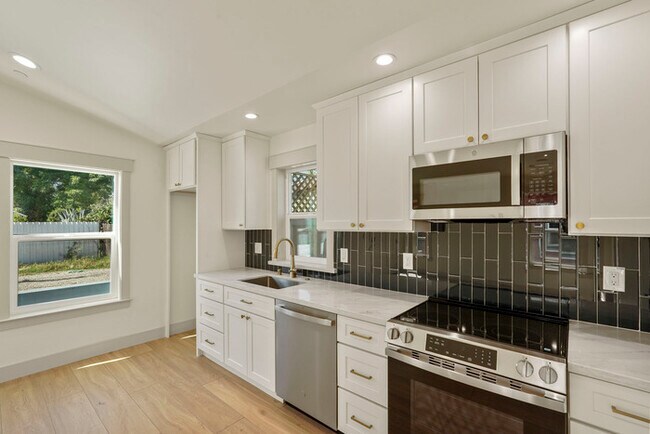 Building Photo - Beautiful 2 bedroom 1 bathroom New Build Close to UC Davis and McGeorge Law School