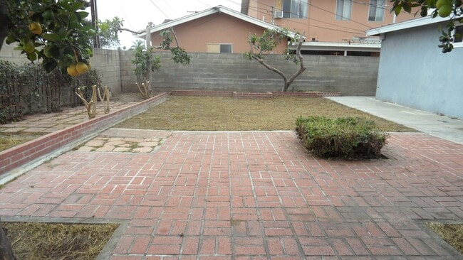 Building Photo - 300 1/2-204 1/2 E Mills Dr