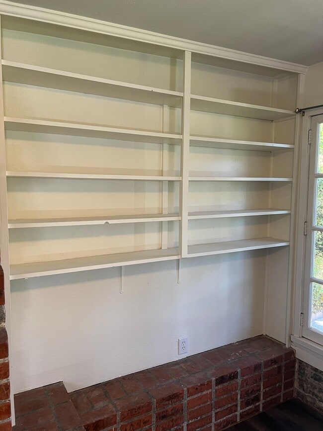 Building Photo - Charming back Studio