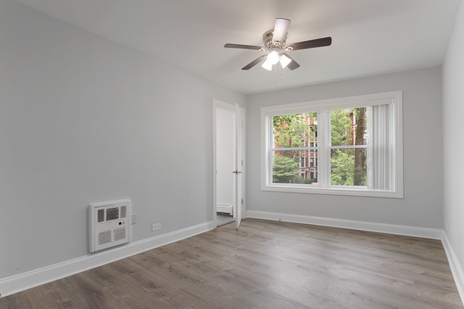 Building Photo - 7639 N Eastlake Ter