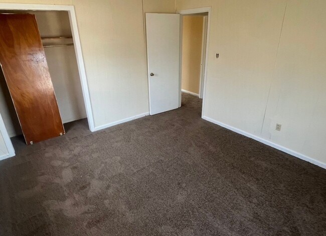 Building Photo - Brick Home in Quiet Cul-de-sac