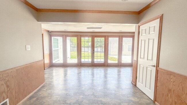 Building Photo - For rent! This charming 4-bedroom, 3-bathr...