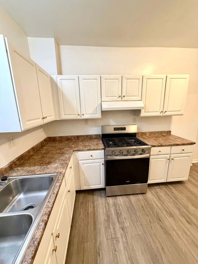 Building Photo - 526 Howard Ave