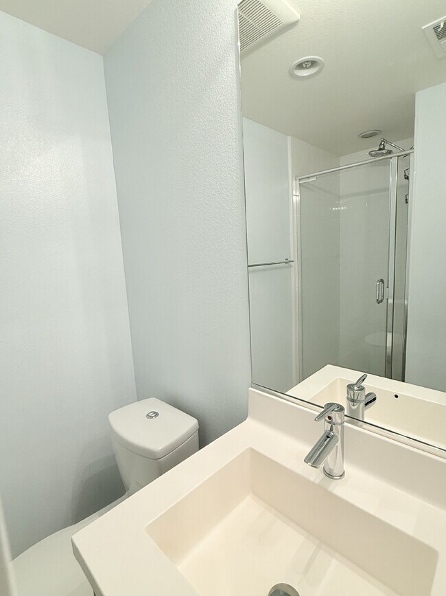 Building Photo - Modern Comfort Awaits: Spacious 3-Bed, 3.5...