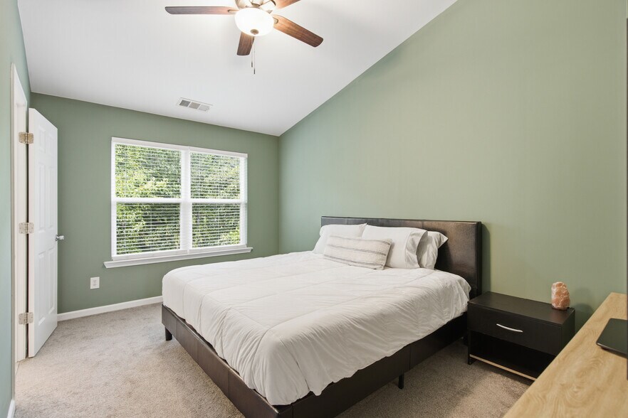 Master bedroom - 1225 Liberty Pky NW