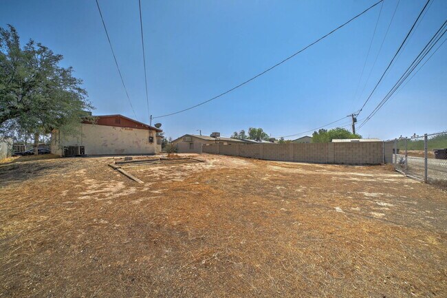Building Photo - 1114 E Bisnaga St