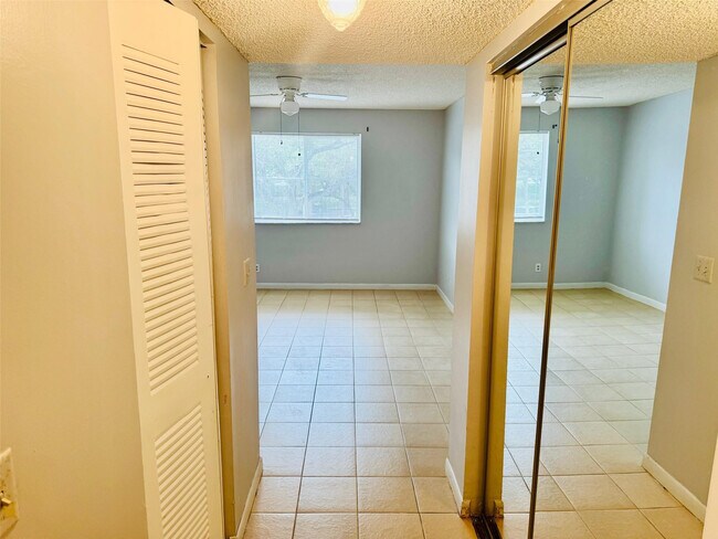 Building Photo - 9955 Westview Dr