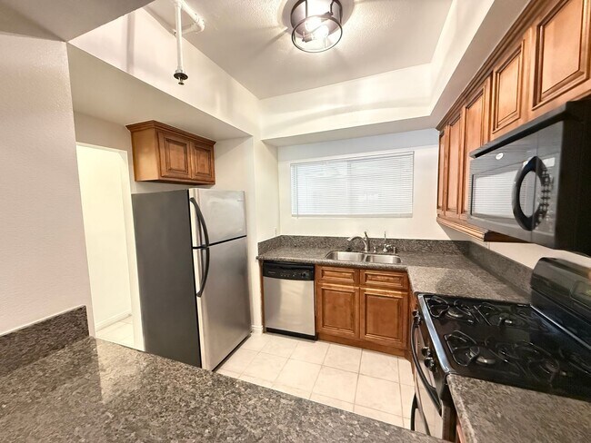 Building Photo - One Bedroom Condo in Montrose/Glendale