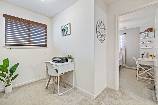 Building Photo - Unfurnished Townhome with Garage, 3 bedroo...