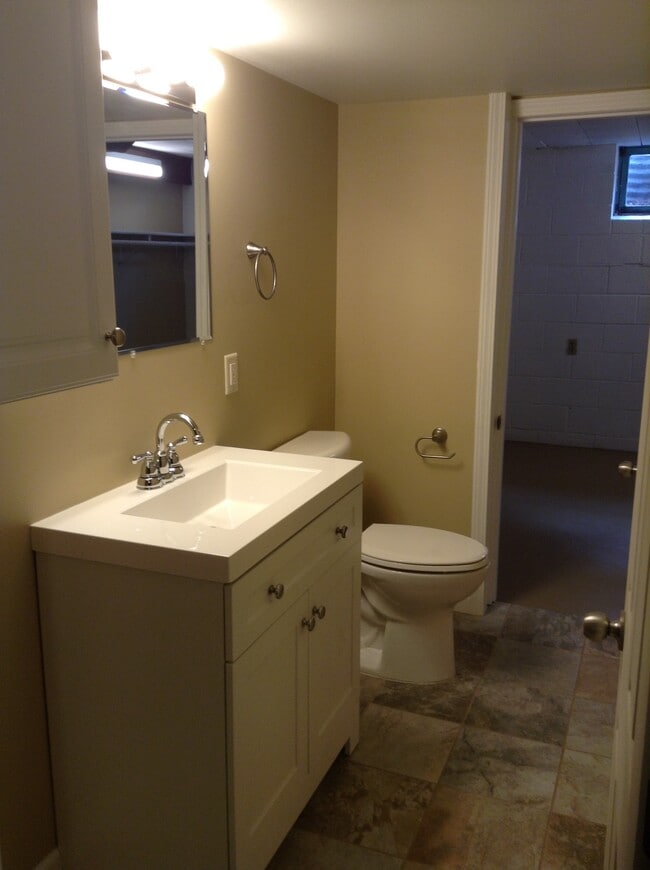 Building Photo - 1229 W Arrowhead Rd