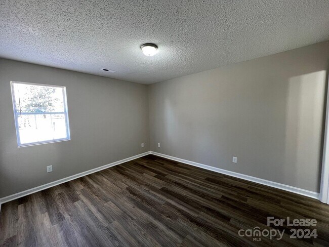 Building Photo - 299 Rustic Rd