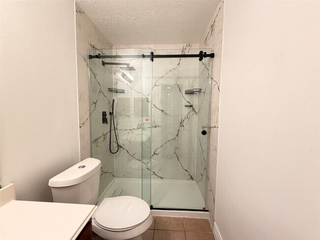 Building Photo - 2819 Lake Shore Harbour Dr