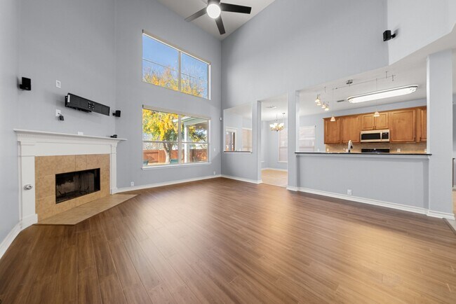 Building Photo - Amazing Pool. stunning 5bed, 3bath, 3Car G...