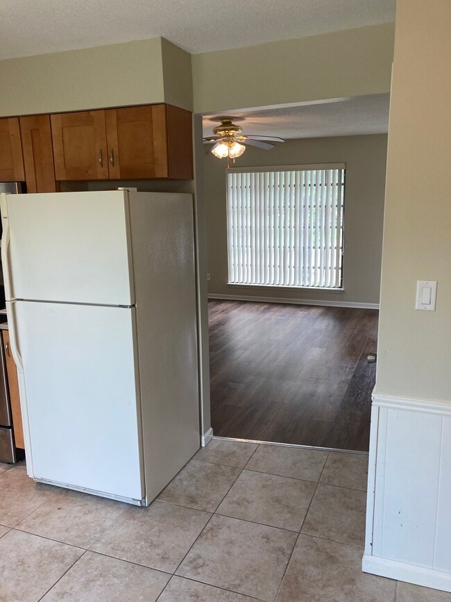 Building Photo - 1406 E Willow Dr