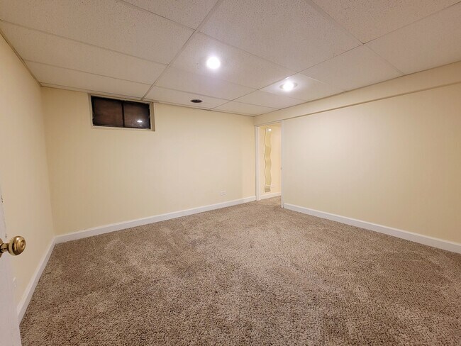Building Photo - 609 Waukegan Rd