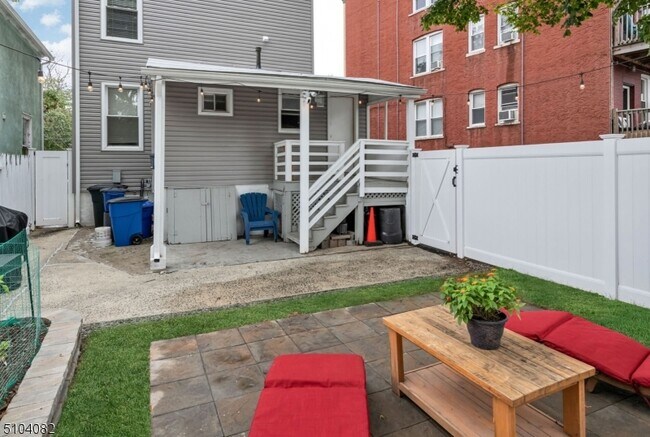 Building Photo - 204 Forest St