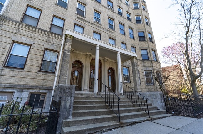 Building Photo - 164 Strathmore Rd