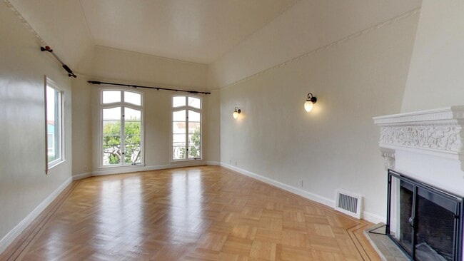Building Photo - Lakeside 3 Bedroom / 3 Bathroom Single Fam...