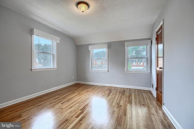 Building Photo - 7114 Greenwood Ave