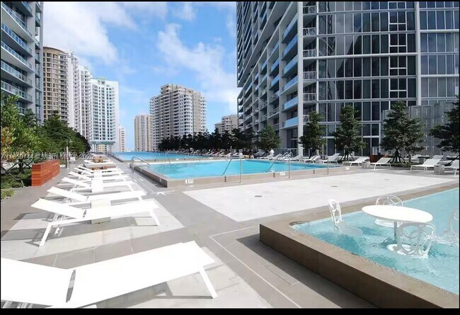 Building Photo - 475 Brickell Ave