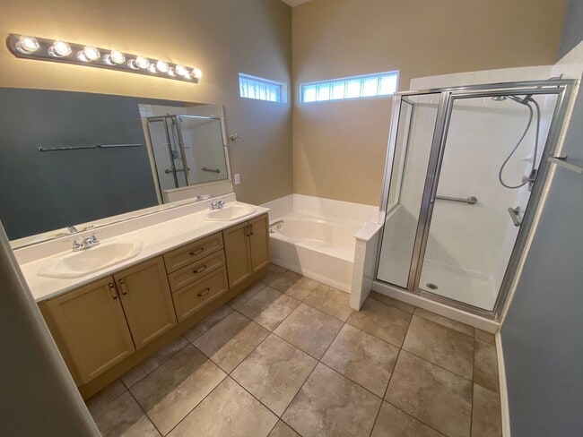 Building Photo - Beautiful one story 3 bed/2 bath home loca...